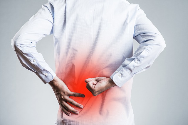 背中と腰の痛みの症状
